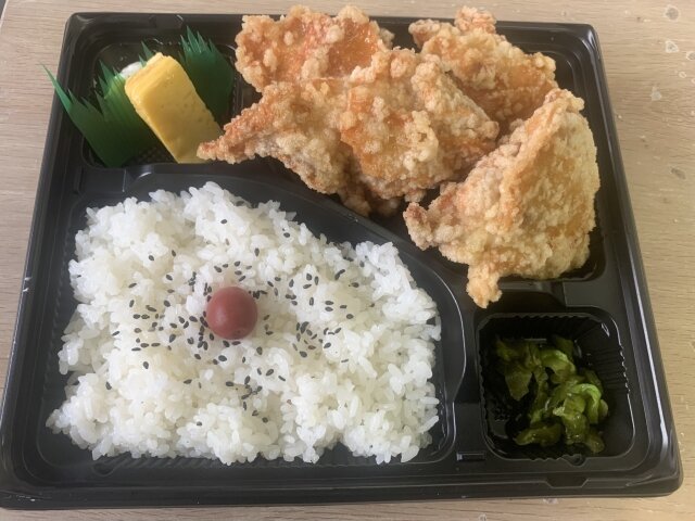 男性「おたくの唐揚げ弁当を食べたら、自分と妻と子どもが食中毒になった！お見舞金よこせ！」 → 実際には買っておらず、家族もいない無職の男性（45）でした