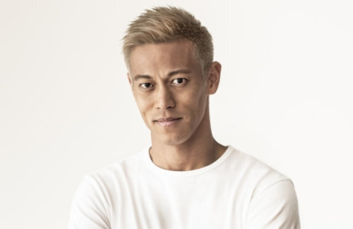 【画像】サッカー本田圭佑さん（38歳）、別人のような激変した姿が発見されネット衝撃！　「木村拓哉かと思った」「『呪術廻戦』の五条悟だ」