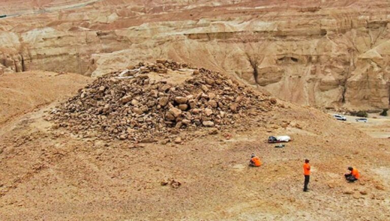 死海近くで2200年前の謎のピラミッド構造を発見、大量の遺物も出土される