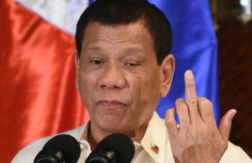 フィリピンのドゥテルテ前大統領が逮捕！違法薬物根絶のため麻薬密売人などを◯害しまくり「人道に対する罪にあたる」