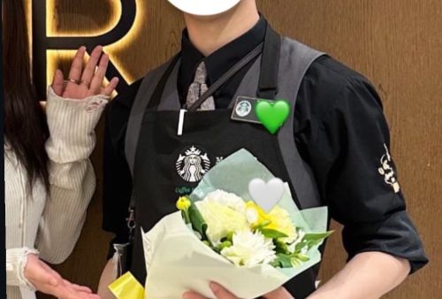 スタバ店員「4年働いた職場を卒業しました！」ﾊﾟｼｬｯ→この写真自体が〇〇だとしぶっ叩かれてしまう・・・