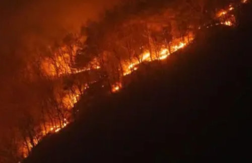 【悲報】韓国で起きている大規模山火事の煙、日本に流れ込む・・・「煙の匂いを感じる」