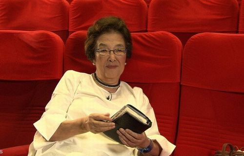 【画像】TV局「ドジャースvsカブス戦を観に来た一般婆さんにコメントもらお」　→　まさかの大物翻訳家・戸田奈津子さんでネット激震！現在のご様子はこちらｗｗｗｗ