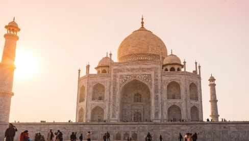 【怖すぎ】インドで女性観光客が集団性的暴行を受ける…同行した男は川の中に投げ込まれて溺死