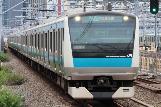 【動画】京浜東北線にヤバすぎる迷惑客が現れてしまう… 走行中にいきなりドアを開けて…
