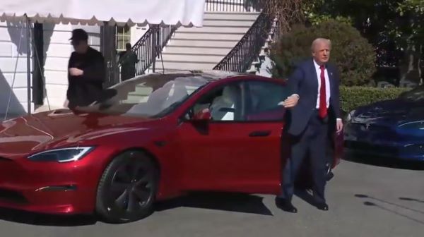 トランプ大統領「愛国者のみんな！左翼の狂人たちがイーロン・マスクのテスラ社を陥れようとしている！応援のために私は新車を買うぞ！」