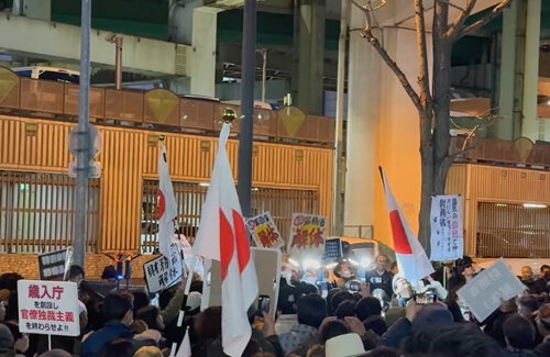 【動画】財務省解体デモ参加者、裏口から帰ろうとする職員を追いかけまわしてしまう