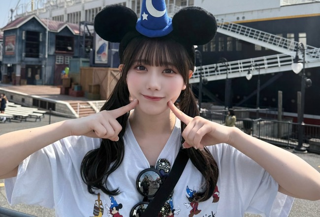 アイドルさん、ディズニーで撮った写真を公開するもサングラスにガッツリ男が写ってしまいファンが発狂→速攻で弁明した結果・・・