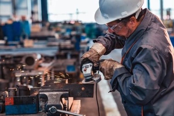 X民「製造業は汚いしオシャレじゃない？汚くなってモノを作ることに誇りを持てるようにしろよ！そういう人たちに金を払え！」→9万いいね
