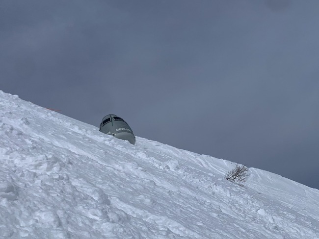 X民「雪山になんか落ちてたんだけどこれ何？」ﾊﾟｼｬｯ→「あ、それ雪崩対策装置です」→解決かと思いきや更に謎の◯◯が映り込んでいると話題に！