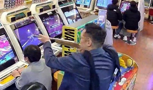 銃を持った男が大阪のゲームセンターに侵入し、発砲