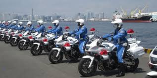 神奈川県警さん、ノーヘルで原付に乗ってるところを激写されてしまう。