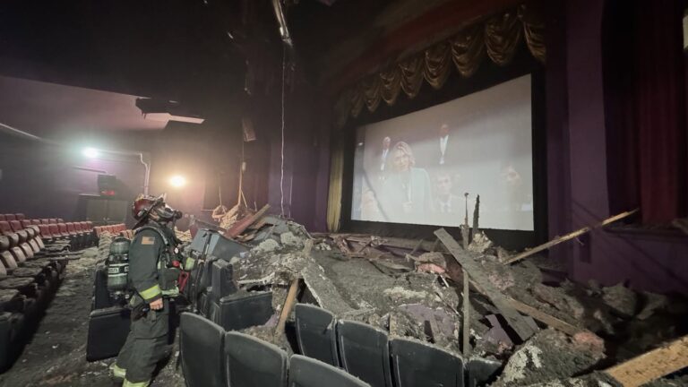  ヒーローは助けに来なかった。ヒーロー映画鑑賞中、映画館の天井崩壊！