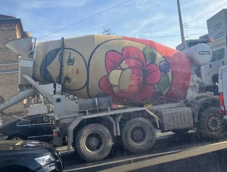 デコトラならぬデコミキサー車はマトリョーシカ仕様だった件