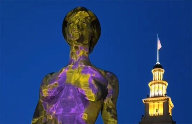 バーニング・マンの女性像がサンフランシスコに再登場、その設置作業にオーマイガー！