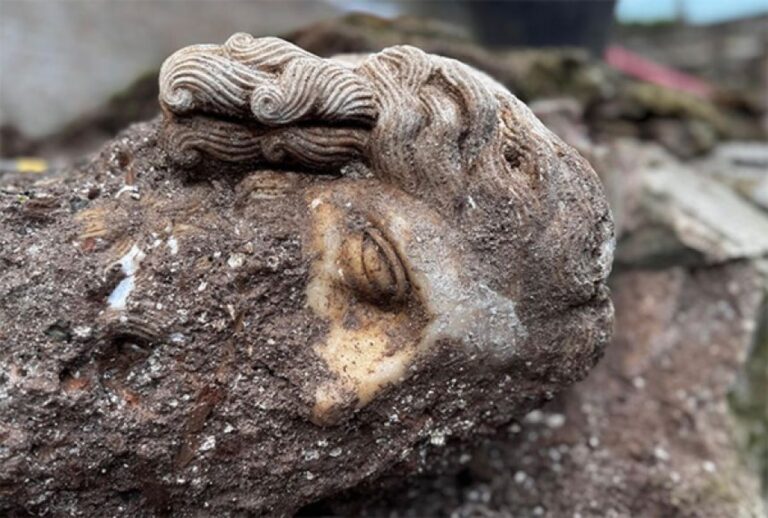 なぜそこに？2世紀の古代ローマ時代の彫像頭部が、教会の土台から発見される