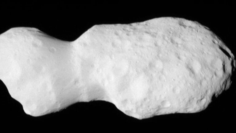 落花生みたいな小惑星をNASAの探査機ルーシーが激写！太陽系の秘密に迫る