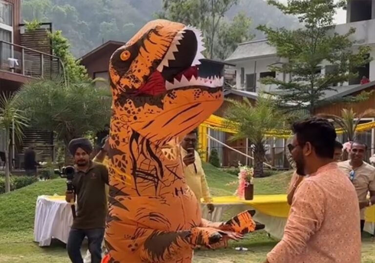 花嫁が恐竜になっちゃった！インドの結婚式でドッキリサプライズ