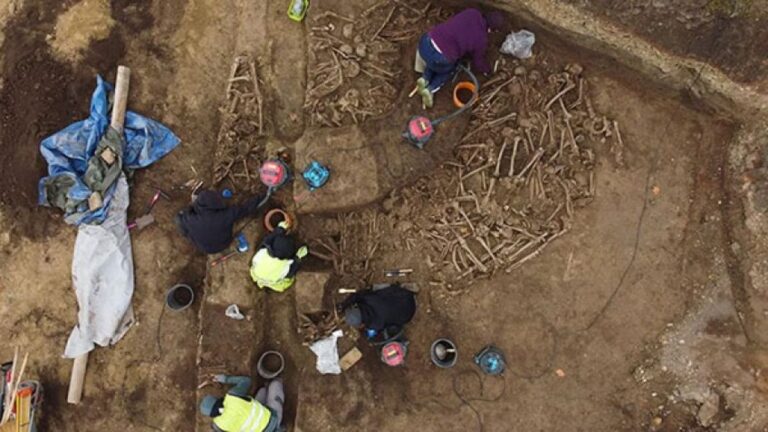 サッカー場の地下で2000年前の古代ローマ兵士の集団墓地が発見される