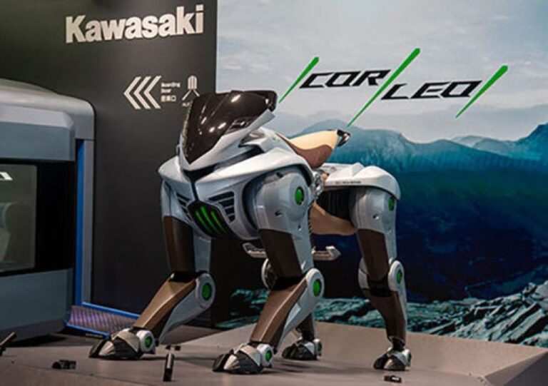 川崎重工の「乗用の四足歩行ロボット」がさらに進化！水素駆動で荒野を駆け抜ける