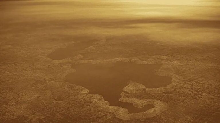 土星衛星タイタンには微小な生命体がいるかもしれない。量にして小型犬1匹分