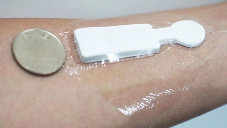ポーカーフェイスもお見通し、体に張るだけで感情を正確に読み取ってしまうAIデバイス