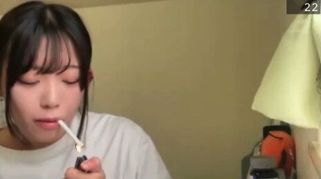 女性ニコ生主さん、タバコを吸おうと火を付けるも・・・うわああああああああ