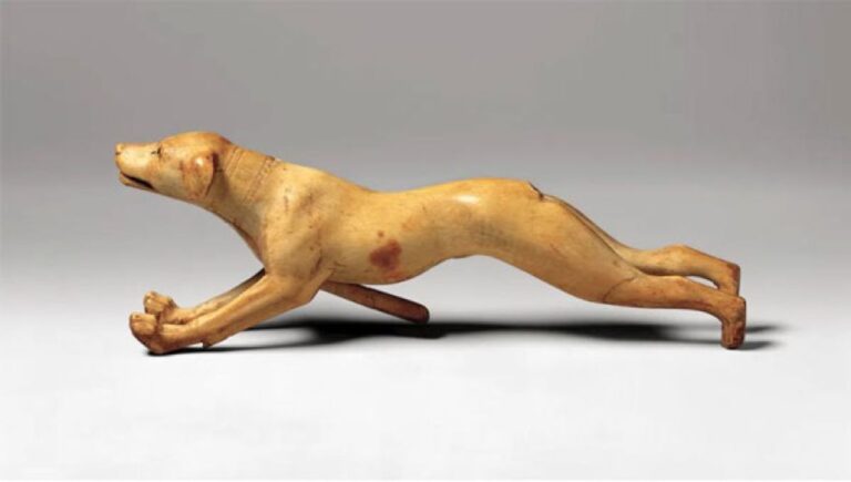 古代エジプト人は犬も愛していた。紀元前14世紀に象牙で作られた動く犬の彫刻