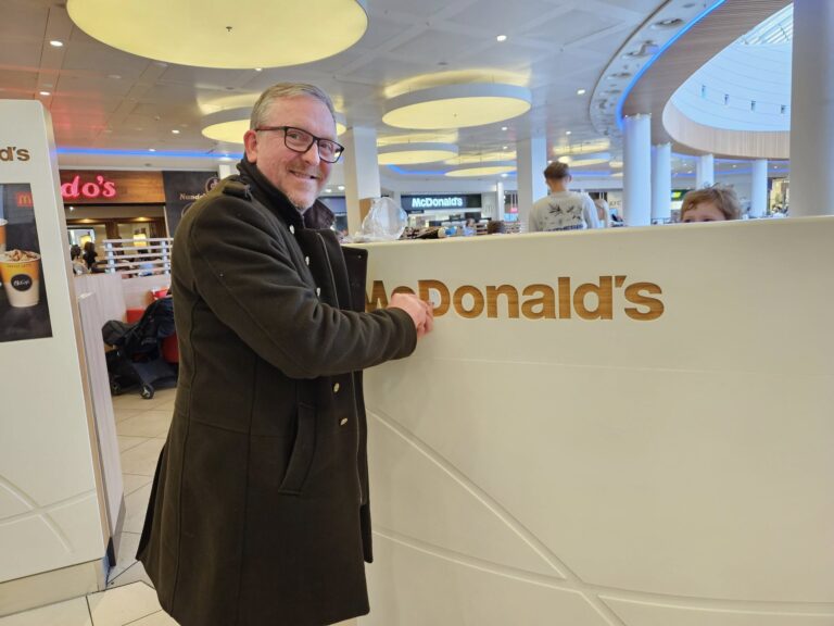 気になって仕方ない！男性がマクドナルドのロゴの欠けを自前で修復（イギリス）