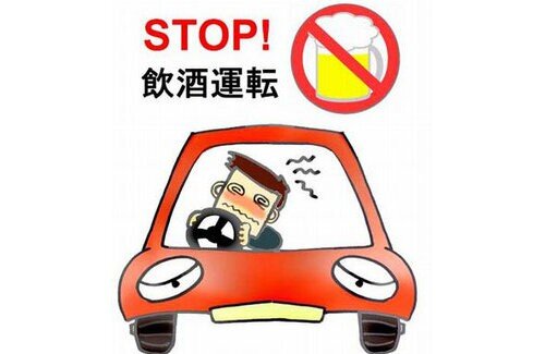【トリプル役満】携帯をみながら運転で逮捕された男性、車検切れ・無免許が発覚した上、アルコールが検出される