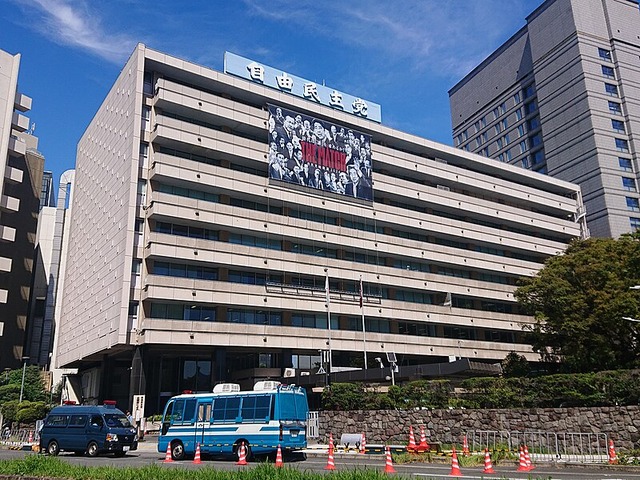 みんなどうして自民党から離れていってんの？