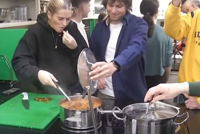 未来に向けて、アメリカの大学で昆虫食の調理実習と試食会が行われる