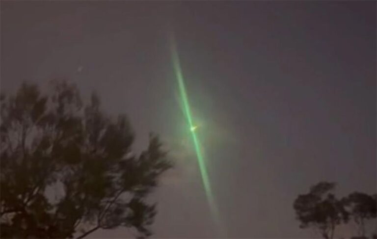 緑の閃光が夜空を横切る！オーストラリアで目撃された火球