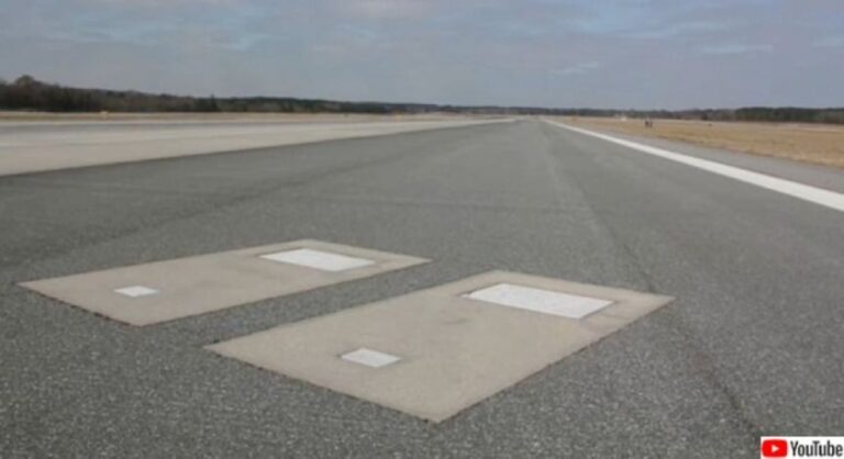 なぜそこに？アメリカの空港滑走路に墓が埋め込まれている理由