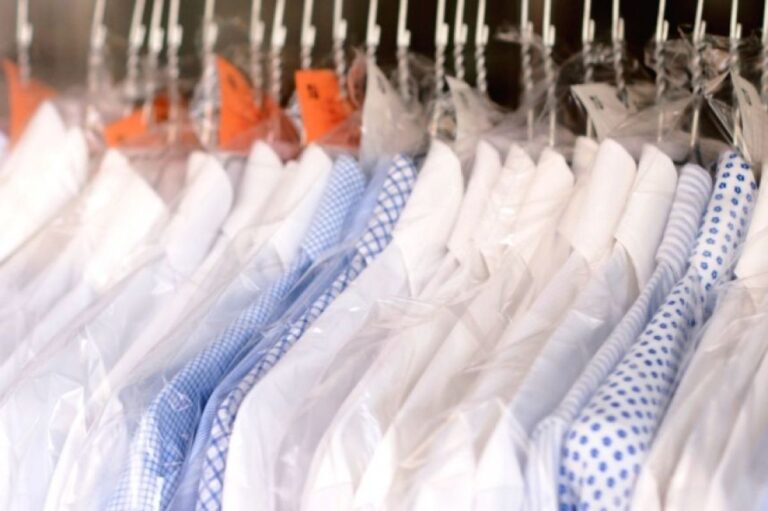 アメリカ式恩送り。失業中の人のために面接用の服のクリーニングを無料で請け負う店主