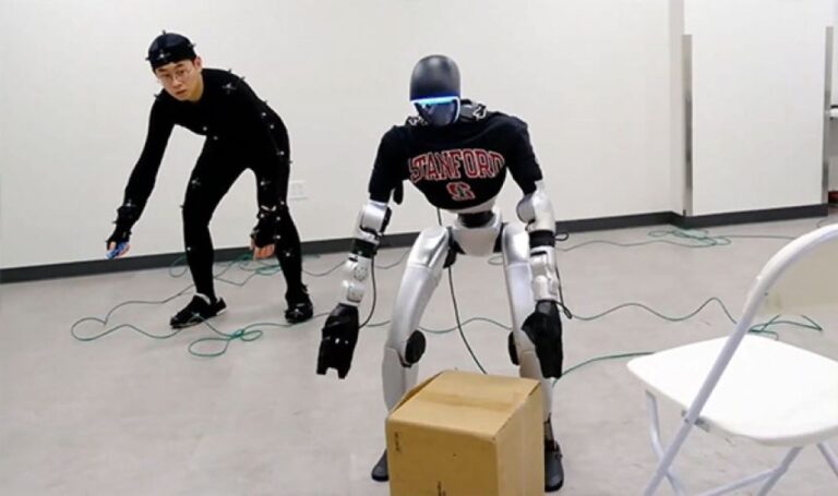 人の動きをまるごとコピーするヒューマノイドロボットを開発、遠隔操作で同時再現