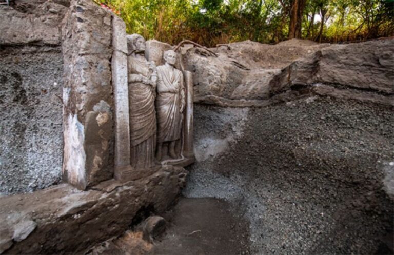 ポンペイでローマの女神ケレスの祭司とみられる女性の墓を発を発見、壁に見事な彫刻