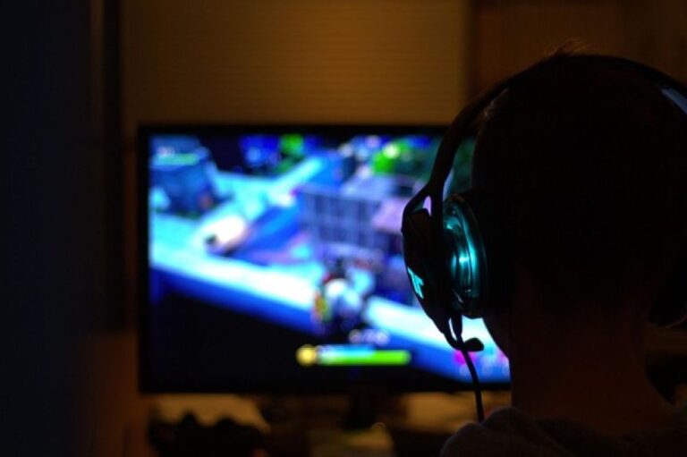 ゲーマー少年の勇気が、学校襲撃計画を未然に防ぐ（アメリカ）