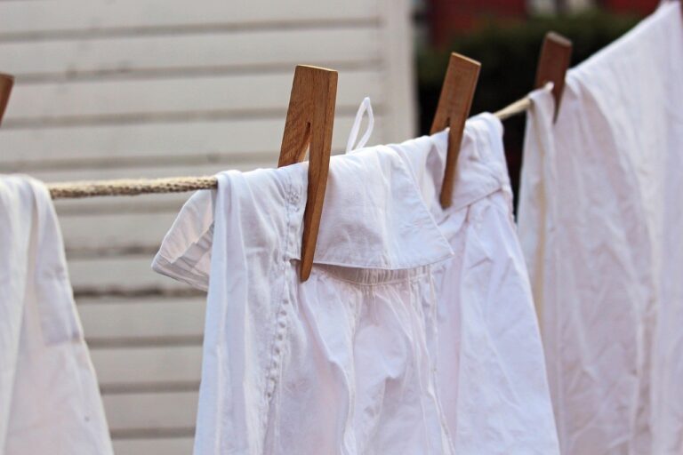 服にシミがついてしまったら？水と温水の使い分けを知っておこう【ライフハック】