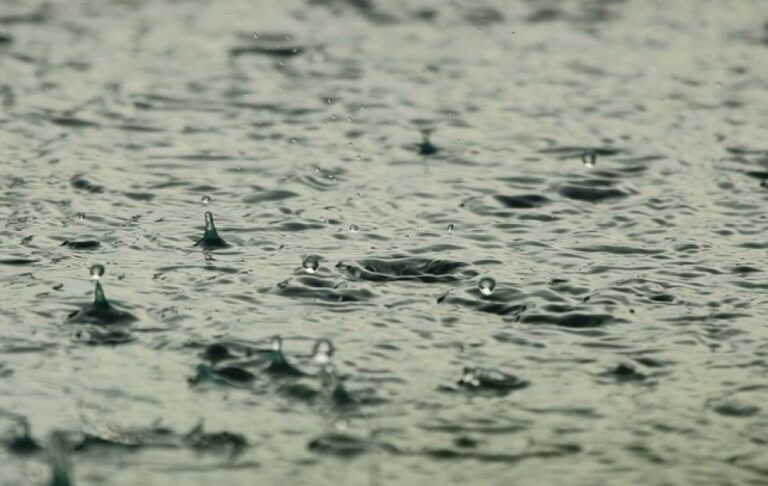雨粒を電気に変える新たな手法が開発される、シンプル装置で実現した高効率発電