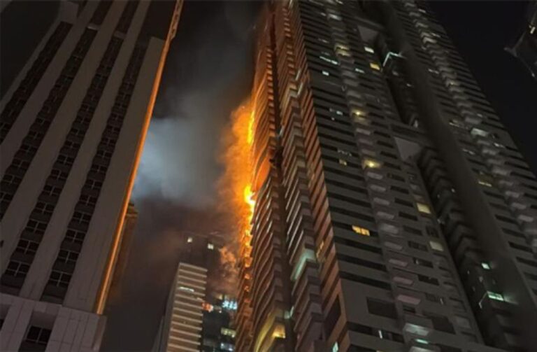 ドバイの高層マンションで大規模火災、入居者約3,800人が無事に避難