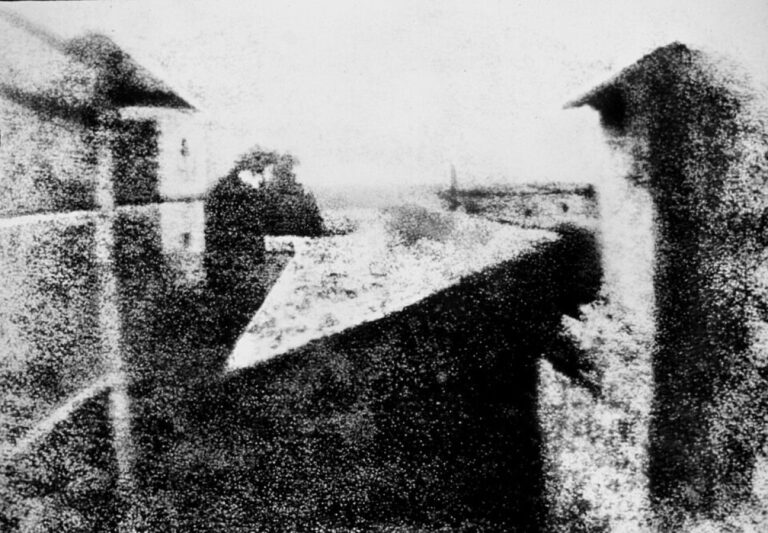 チャットGPTに「世界最古の写真」を修復させてみたところ、非常に残念な結果に