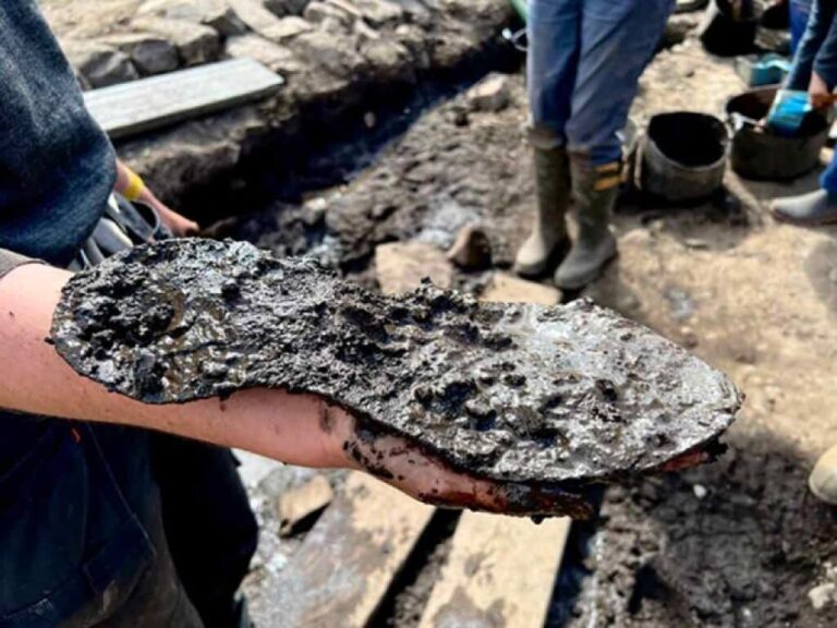 古代ローマ兵に巨人がいた？2000年前の大きな靴が発見される