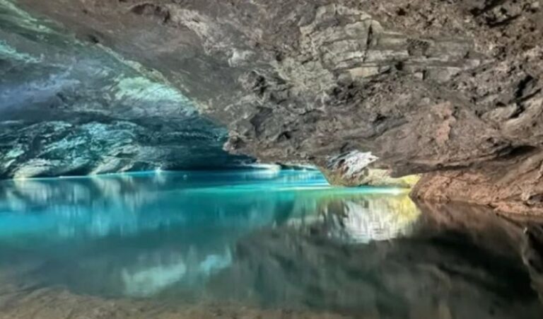 13歳少年が地下洞窟で発見した地底湖の秘密