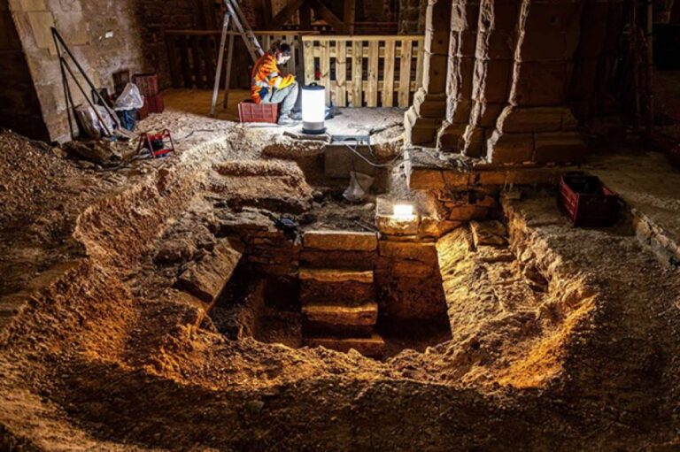 フランス教会の地下に続く隠し階段、1500年前から中世の歴史にタイムスリップ