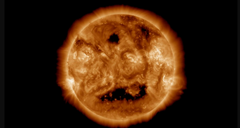 太陽に「巨大な顔」が出現、NASAがとらえた驚きの宇宙現象