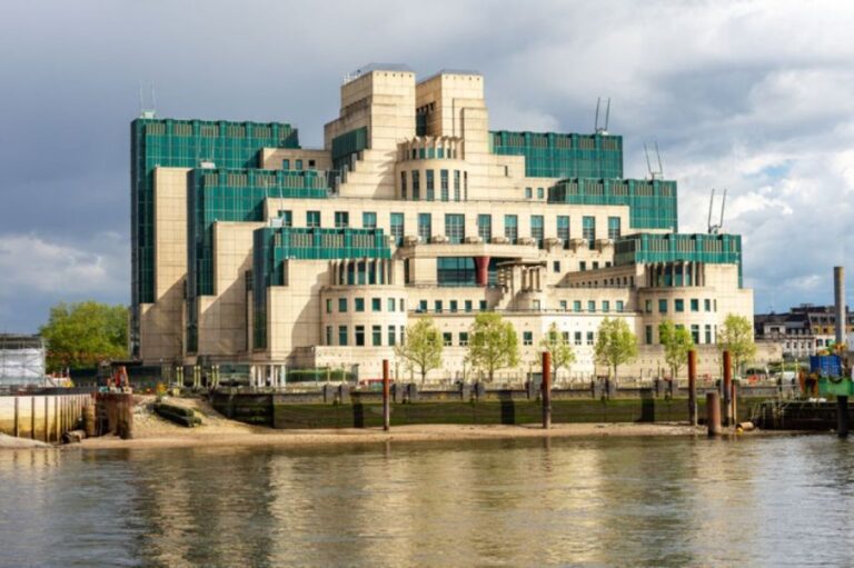 英国の諜報機関MI6、初の女性長官が誕生、116年を経てスパイ映画に現実が追いつく
