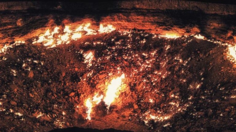 トルクメニスタンの「地獄の門」、半世紀を経て炎が大幅縮小と発表