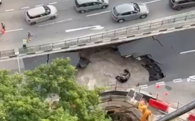 シンガポールの道路に突如陥没穴が出現、車1台が飲み込まれる