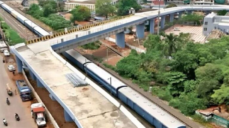 リアルマリオカート？インドのほぼ直角に曲がる高架橋建設に非難殺到、関係者処分